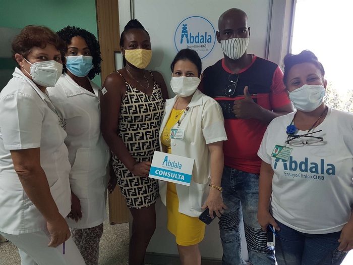 2 Miguel Carrillo Rodríguez y su esposa junto al personal médico del vacunatorio compress44